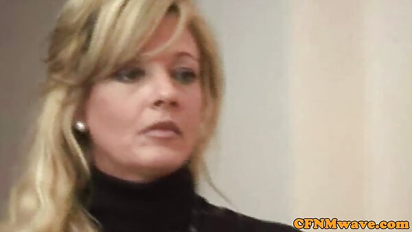 Откачена Латина BBW ужива да го трие нејзиниот голем клиторис додека цица силен кур