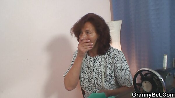 Лубричните лезбејки MILF пички кои страсно се лижат една со друга