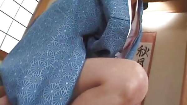 Пичката на Тиара Ајасе е широко испружена и изложена во снимка одблиску