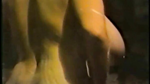 Солутата бринета Џиџи Лорен си игра со пичката пред да даде витка миење
