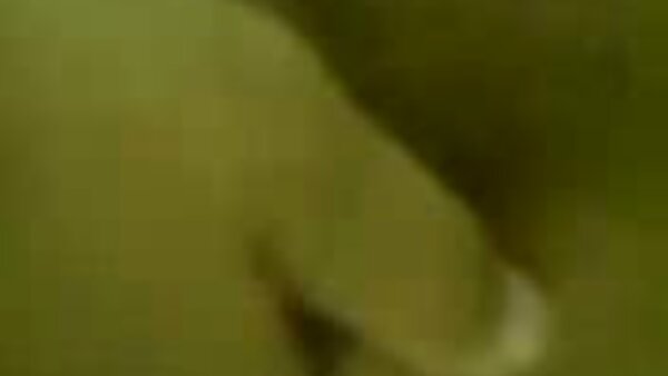 Искината курва се пече со плукање во хардкор gangbang ебам видео