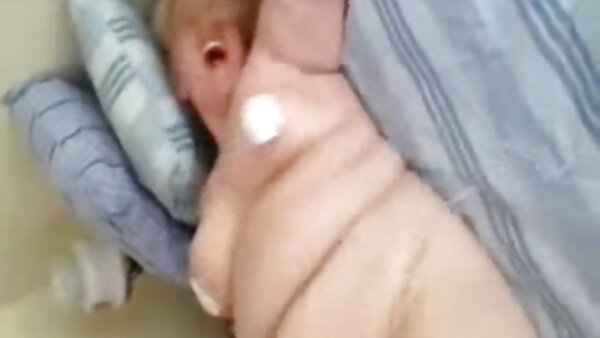 Откачена сопруга лиже свежа тинејџерска пичка додека сопругот ја ебе во кучешка поза