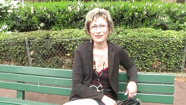 Juggy milf Olarita си игра со нејзините бокали и прстот ја ебе пичката