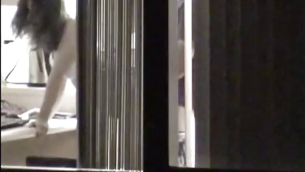 Девојка од Азија ги фрла нозете преку глава и ја ебе пичката со пластичен кур