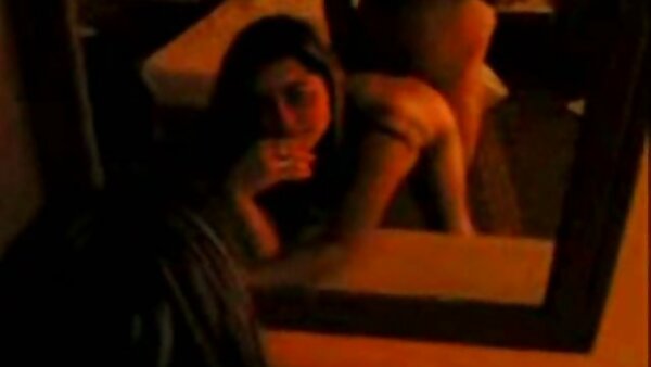Прекрасната азијка претставува жешка мастурбација на веб камера
